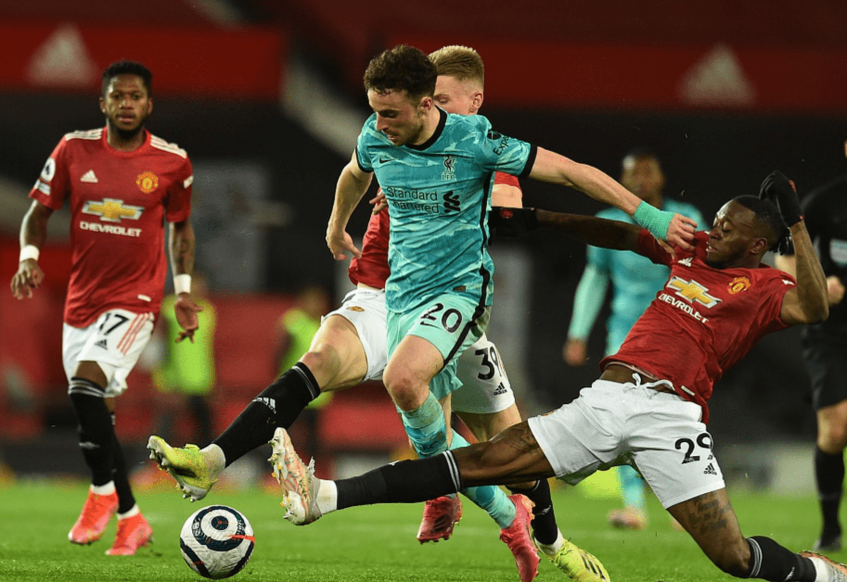 形成鲜明对 形成鲜明对